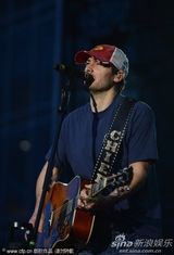 组图：美国乡村音乐电视奖彩排 凯利安德伍德领衔