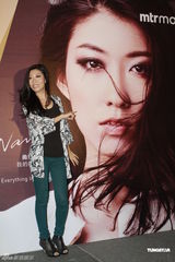 组图：曲婉婷首发唱片香港销量超越白金