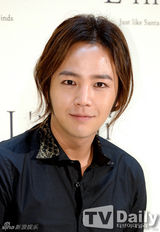 组图：张根硕少女时代等背靓包光鲜出席活动