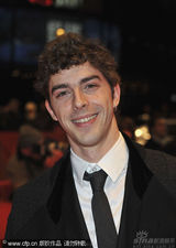 幻灯：《一个好人》首映人多势众 男女星热吻抢镜