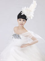 组图：孙滢迎拍迎春写真助阵新单《又是一年春来早》