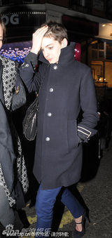 组图：安妮-海瑟薇剪超短发型 夜店被拍尴尬挠头