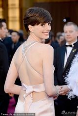 组图：安妮-海瑟薇粉色露背裙 玉肌美艳诱人