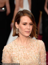 组图：第86届奥斯卡红毯 莎拉-保罗森短发知性