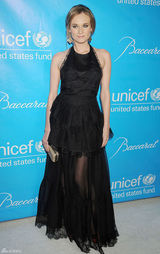 高清组图：黛安-克鲁格亮相黑色礼服真空秀美背