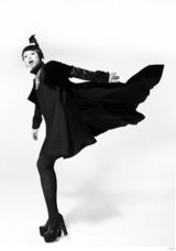 组图：黄绮珊新照全曝光 黑白大片演绎另类时尚