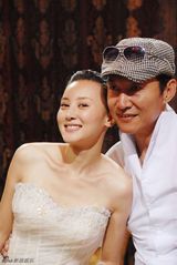 组图：吴岱凝婚纱店挑婚纱 导演赵燕国彰相伴