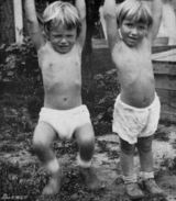 组图：梦露绝版童年照曝光豪放似假小子