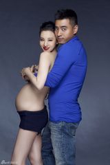 组图：章龄之丝巾裹胸半裸挺大肚 陈龙将当爸爸