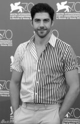 组图：《农场旅行》发布会 伊夫林大露美背