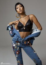 组图：吉克隽逸短发亮相 大胆露性感黑色内衣