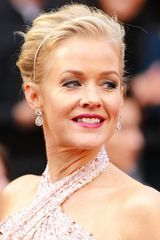 高清组图：潘妮洛普-安米勒闪片包身礼服曲线撩人