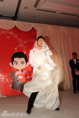 组图：沙溢穿婚纱变疯狂“新娘” 热舞连拍三十张