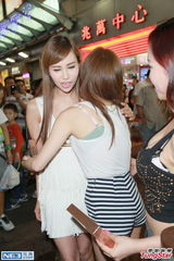 组图：AD2重组不怕再内讧 闹市大哭梨花带雨