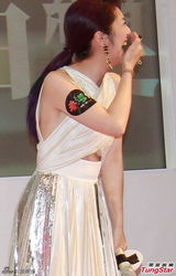 组图：杨千嬅大笑展本色 不慎失守胸垫侧露