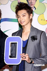 幻灯图集：林宥嘉年底忙不停 联手飞轮海宣告跨年 