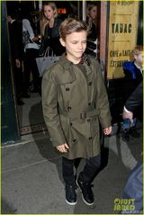 组图：小贝携四子女亮相时装周 为贝嫂秀场撑场