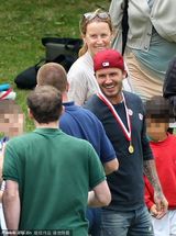 组图：小贝参加运动会当全能奶爸 辣妹秀长腿