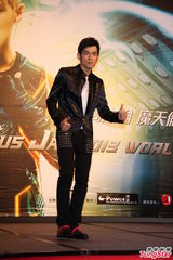 组图：周杰伦帅气亮相庆功宴 自曝秀腹肌靠打光