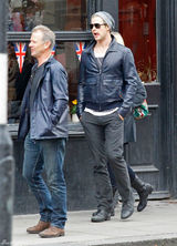 高清图：克里斯-海姆斯沃斯现身伦敦 吐舌表情多