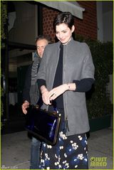 组图：安妮-海瑟薇与老公约会 羞涩笑容显甜蜜