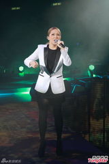 组图：雷颂德个唱献歌儿子 郑秀文助阵掀高潮