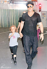 组图：皮特与朱莉携双胞胎香港逛街