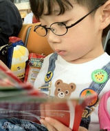 组图：华少爱子照片曝光 5岁米乐活泼可爱