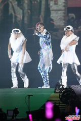 组图：罗志祥热力开唱 与萧亚轩上演贴身热舞