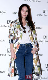 组图：f(x)宋茜Krystal与BEG佳仁为活动站台