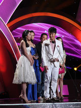 组图：迟帅白马王子装扮亮相偶像盛典