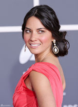 高清图：奥利维亚穆恩西瓜红单肩礼服美艳登场