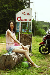 组图：童瑶全新写真化身时尚森女 玩转异国城市魔方