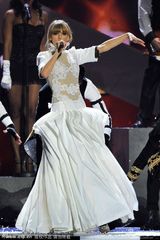 组图：泰勒-斯威夫特劲歌热舞 变装惊艳