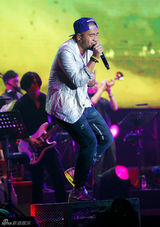 组图：张震岳北京演唱会秀胸肌穿短裙