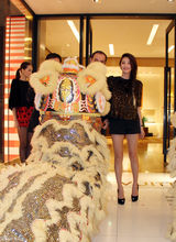 组图：张雨绮捞金秀玉腿 获俊男搀扶娇羞卖萌