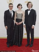 组图：凯瑞-布朗斯汀被两男星护花亮相艾美红毯