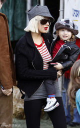 高清：克里斯蒂娜全家外出购物 怀抱爱子挑选圣诞树