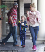 组图：布兰妮不舍小甜甜称号 粉罩衫扮嫩吃甜品