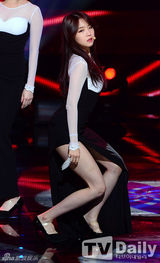 组图：Rain皮草加身有范 女团撅臀掀裙极尽诱惑