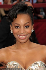 高清组图：阿尼卡-诺尼亮相 素雅礼服闪钻晃眼