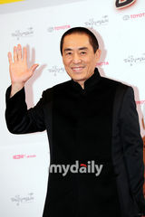 组图：张艺谋一身黑装气势十足亮相大钟奖红毯