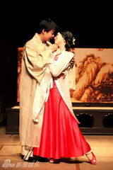 组图：《我爱桃花》再进大剧院 新血液演三维版