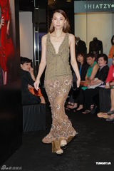 组图：林莉压轴走秀真空上阵 示范苗族服饰