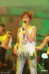 组图：李克勤郑欣宜开唱 鼓励年青人追梦