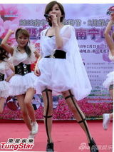 组图：王心凌穿白色薄纱裙演绎丝袜诱惑