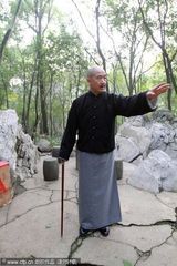 组图：电视剧《建国》探班 蒋勤勤旗袍装优雅迷人