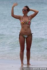 组图：球星法尔考海中爱抚娇妻 舔肚脐极度高调