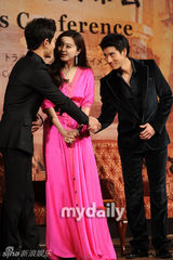 组图：《杨贵妃》釜山发布会 范冰冰粉裙抢眼