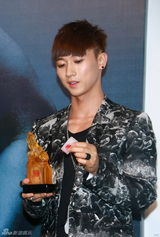 高清图：张佑赫签约华谊欲重组HOT 想跟周杰伦合作